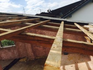 Razkrivanje strehe in rušenje strešne konstrukcije